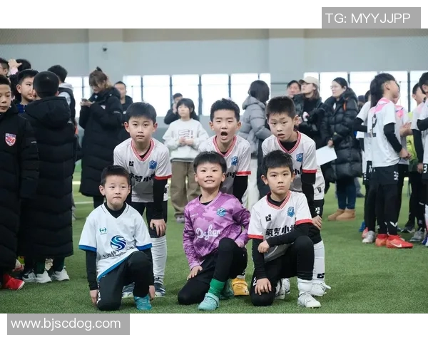 热血兄弟并肩作战以球星风采点燃绿茵荣耀瞬间