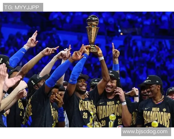 球星被换下场瞬间引发热议 全场欢呼与失望交织背后的原因分析