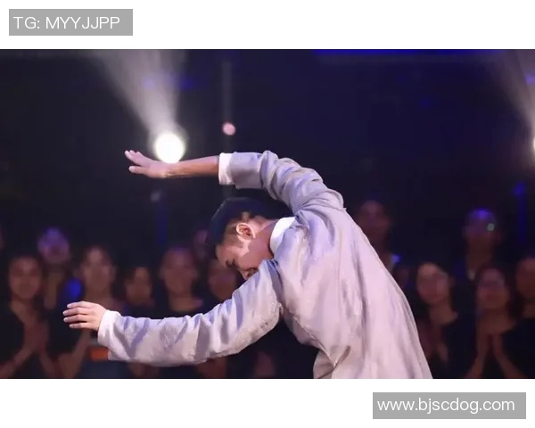 定格瞬间展现球星踢足球的英姿动作与力量美学